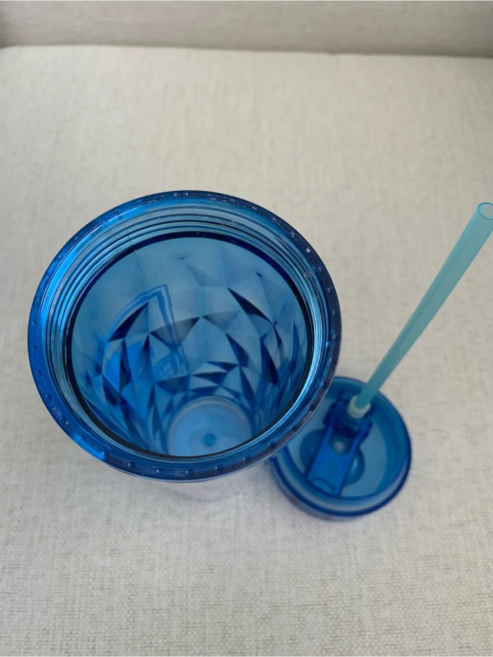 Blue Plastic Tumbler Cup 18 oz w Lid & Straw, BPA-Free, Geometric